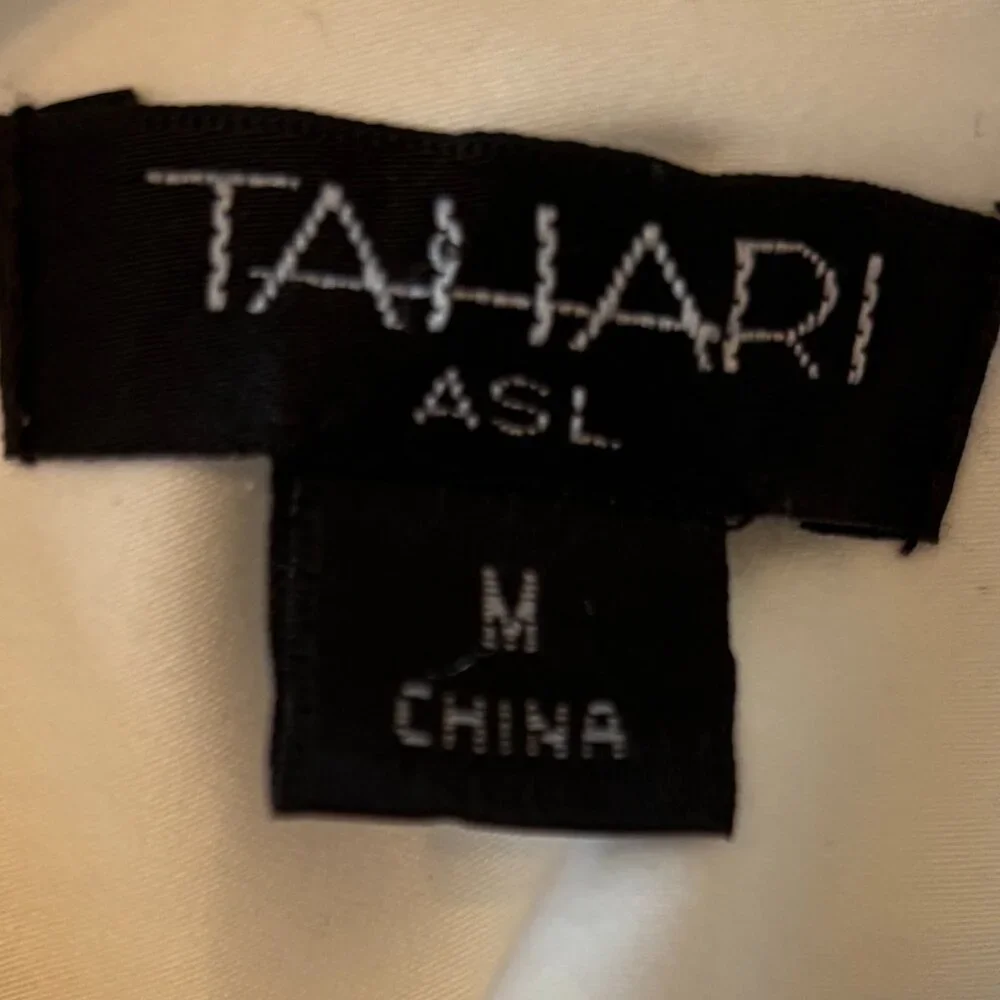 Simple White Reversible Sleeveless Blouse - Picture 3 of 5